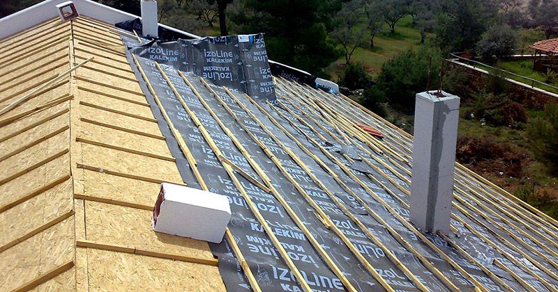 Selçuk EPDM Kauçuk Çatı – OSB üzerine serilmiş nefes alan su yalıtım örtüsü ve çıtalama